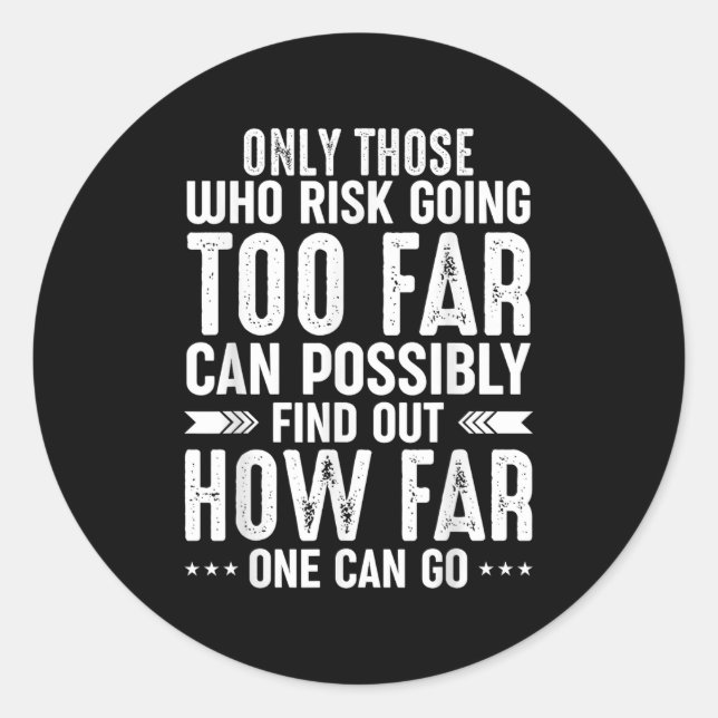 Adesivo Redondo Só Quem Arrisca Ir Longe Pode Encontrar (Frente)
