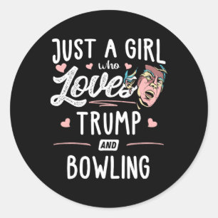 Adesivo Redondo Só Uma Menina Que Ama O Trump E A Boliche Dando As