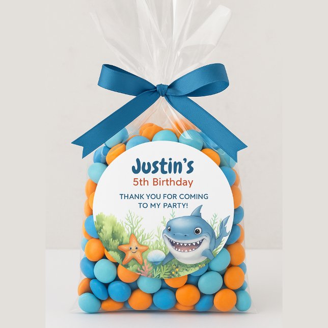 Adesivo Redondo Sob o Mar Feliz. Aniversário do Tubarão (Happy Shark Under the Sea birthday party thank you sticker )