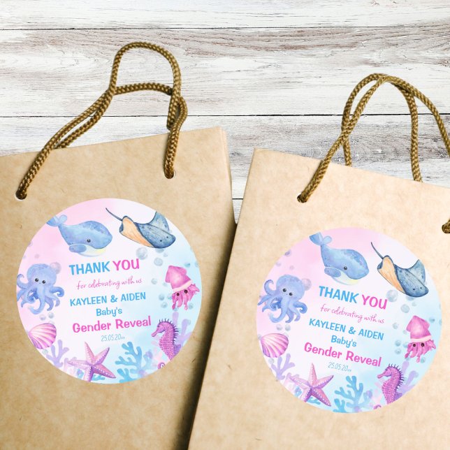 Adesivo Redondo Sob o mar, o gênero revela obrigados bonitinhos qu (Under the sea gender reveal party cute pink and blue  sea creatures thank you favor sticker)