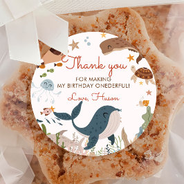 Adesivo Redondo Sob o primeiro aniversario de vida do mar de tubar