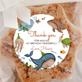 Adesivo Redondo Sob o primeiro aniversario de vida do mar de tubar