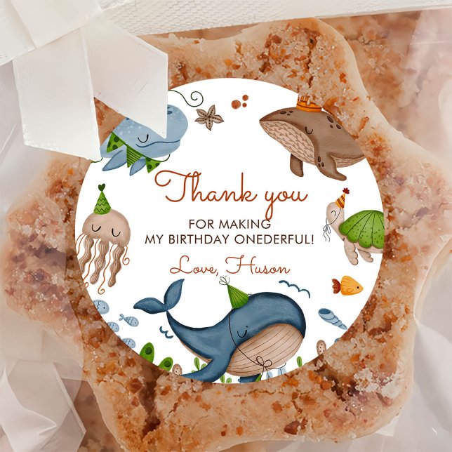 Adesivo Redondo Sob o primeiro aniversario de vida do mar de tubar (Criador carregado)