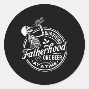 Adesivo Redondo Sobrevivendo à paternidade, uma cerveja de cada ve