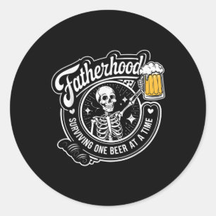 Adesivo Redondo Sobrevivendo à paternidade, uma cerveja de cada ve