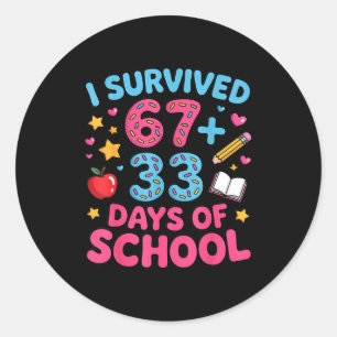 Adesivo Redondo Sobrevivi 67 + 33 dias de aula engraçado 6 7 profe