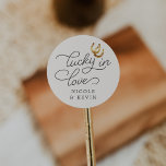 Adesivo Redondo Sorte no Amor | Ferraduras na Rússia Favor do Casa<br><div class="desc">Design russo para casamentos de campo,  equestre ou rancho apresenta letras escuras em marrom de ameixa com acentos de guião,  com "sorte no amor" e seus nomes,  e um par de ferraduras de ouro d'água.</div>