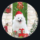 Adesivo Redondo Spitz Dog Christmas<br><div class="desc">O Natal do Cachorro Spitz sentando do lado de fora da casa decorada com coroa de Natal, a árvore de Natal é uma ideia perfeita de presente de Natal para amantes de cães.</div>