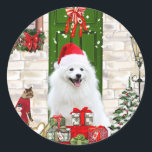 Adesivo Redondo Spitz Dog Christmas<br><div class="desc">O Natal do Cachorro Spitz sentando do lado de fora da casa decorada com coroa de Natal, a árvore de Natal é uma ideia perfeita de presente de Natal para amantes de cães.</div>