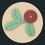 Adesivo Redondo Sprig Faux Felt & Embroidery Estilizado Holly<br><div class="desc">Criado a elogiar o cartão de feriado 'Warm Wish' Heartsense, esses adesivos adicionarão esse toque extra de encanto de homespun a qualquer um de seus cartões de natal. Feita para parecer um feltro bordado à mão com um botão de aperto, esta pequena sprig holly estilizada irá adicionar um toque feito...</div>