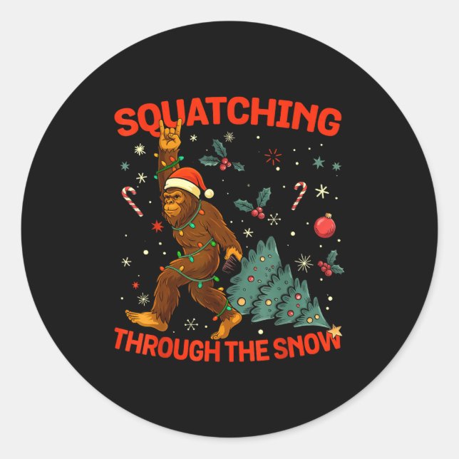 Adesivo Redondo Squatching Through The Snow Funny Bigfoot Rock On  (Frente)