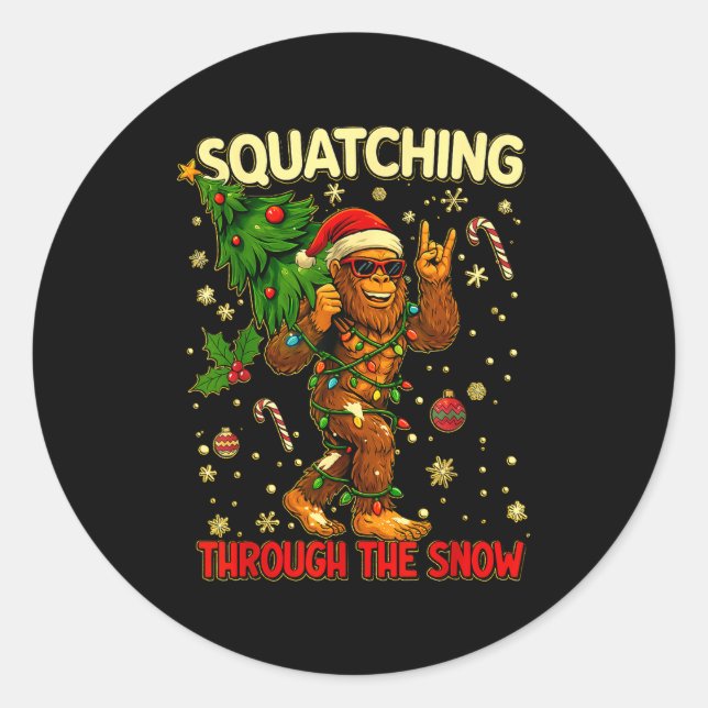 Adesivo Redondo Squatching Through The Snow Funny Bigfoot Xmas Lig (Frente)