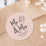 Adesivo Redondo Sr. Blush Pink Wedding<br><div class="desc">Um adesivo cor-de-rosa pincelado para sua correspondência de casamento e favoritos para festas com "Sr. & Sra." escrito em um grande roteiro e uma ilustração de dois corações se juntaram. Adicione seu nome e data do casamento.</div>