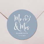 Adesivo Redondo Sr. Dusty Dusty Blue Wedding<br><div class="desc">Um adesivo azul empoeirado para sua correspondência de casamento e favoritos para festas com "Sr. & Sra." em um roteiro branco elegante e uma ilustração branca de dois corações unidos. Adicione seu nome e data do casamento.</div>