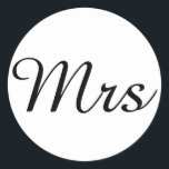 Adesivo Redondo Sr. e Sra. | elegante casal de correspondência mod<br><div class="desc">"Sr. e Sra." A combinar presente de casal com design branco e preto moderno elegante. Perfeito para ・ Favoritos de casamento Clique no botão personalizá-lo para personalizar o design escolhendo a cor de fundo que você deseja e até mesmo adicione seu próprio texto. Itens correspondentes também estão disponíveis no repositório....</div>