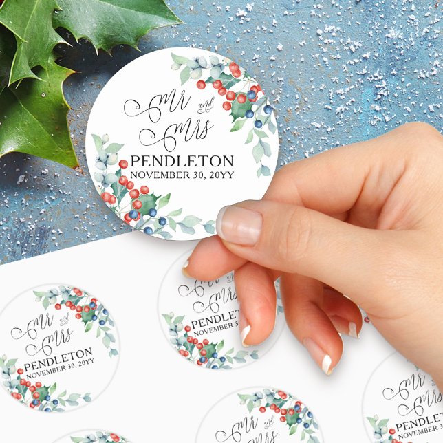 Adesivo Redondo Sr. e Sra. Holly e Berries Casamento no inverno (Mr and Mrs winter wedding sticker with elegant calligraphy and holly)