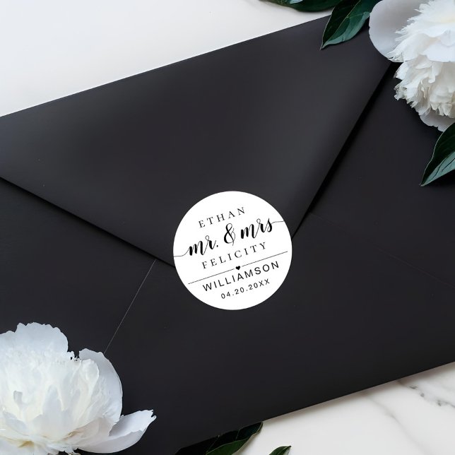 Adesivo Redondo Sr. & Sra. | Casamento Preto Mínimo de Noiva e Alm (Mr. & Mrs. | Minimal Bride & Groom Black Wedding Classic Round Sticker)
