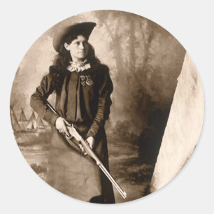 Adesivo Redondo Srta. Annie Oakley com arma, foto de Vintage