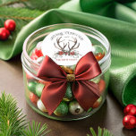 Adesivo Redondo Stag Felry Christmas Botanic<br><div class="desc">O Stag Felry Christmas Botanical Classic Round Sticker mostra um charmoso e rústico design perfeito para comemorações de férias. No seu coração, um gracioso chifre elegantemente se estendendo para cima, rodeado por uma exuberante vegetação botânica. Pintado em tons de aquarela suaves e úmidos, o verde inclui delicados prigos de pínus,...</div>
