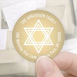 Adesivo Redondo Star of David Faux Gold Foil Return Labels<br><div class="desc">Adicione o toque perfeito de fim de feriado, convite ou cartões de agradecimentos com essas elegantes etiquetas de endereço de retorno brilhantes de folha branca e fina de folha de ouro / selos de envelope. Todo texto pode ser facilmente personalizado com nome e endereço. Design apresenta uma estrela geométrica na...</div>