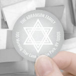 Adesivo Redondo Star of David Faux Silver Foil Return Address<br><div class="desc">Adicione o toque perfeito de fim de feriado, convite ou cartões de agradecimentos com essas elegantes etiquetas de endereço de retorno brilhantes de folha branca e fina prata/selos de envelope. Todo texto pode ser facilmente personalizado com nome e endereço. Design apresenta uma estrela geométrica na moda de música de David...</div>