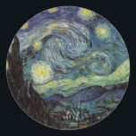 Adesivo Redondo Starry Night - van Gogh<br><div class="desc">Da lâmpada do mineiro de Nuenen à que colocou em sua janela, seguindo a cena com Gauguin; da estrela da noite que notou em 1875 em Corot Olive Orchard à carta que escreveu ao irmão em agosto de 1888, na qual ele disse: "Algum dia ou outro você verá uma fotografia...</div>