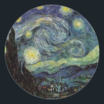 Adesivo Redondo Starry Night - van Gogh<br><div class="desc">Da lâmpada do mineiro de Nuenen à que colocou em sua janela, seguindo a cena com Gauguin; da estrela da noite que notou em 1875 em Corot Olive Orchard à carta que escreveu ao irmão em agosto de 1888, na qual ele disse: "Algum dia ou outro você verá uma fotografia...</div>