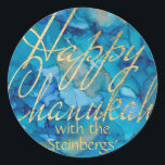 Adesivo Redondo Stickers Feliz e Dourado Ronda de Chanukah<br><div class="desc">Colorida, Dourada, Feliz Chanukah. Divirta-se usando esses adesivos como topos de bolo, etiquetas de presentes, fechos de malas de favor ou qualquer que seja a sua festa! Design elemento, "Happy Chanukah" pode ser movido, redimensionado e excluído. Personalize excluindo o texto, "com os Steinbergs" e adicionando suas próprias palavras, usando o...</div>