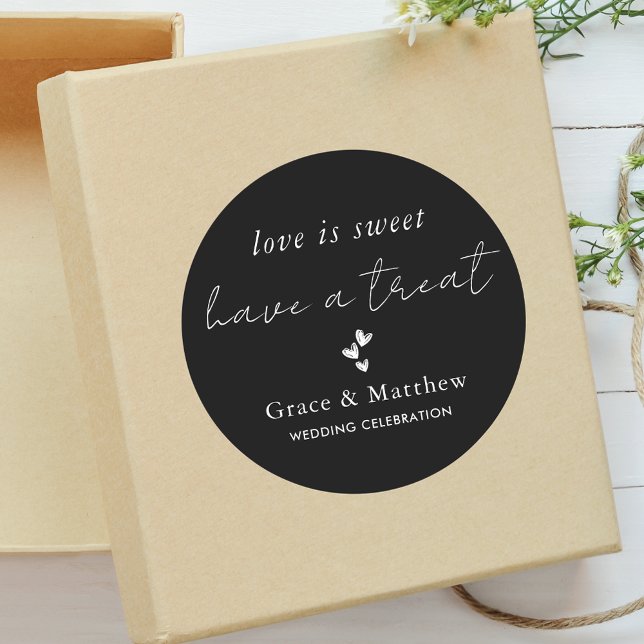Adesivo Redondo Stylish Black & White Love is Sweet Wedding Favor (Criador carregado)