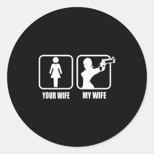 Adesivo Redondo Sua Esposa - Minha Esposa Pistola _ Armas - Dia do