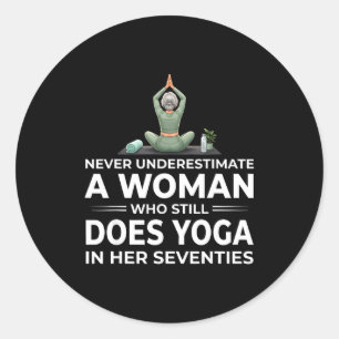 Adesivo Redondo Subestimar mulher que faz yoga aos setenta anos