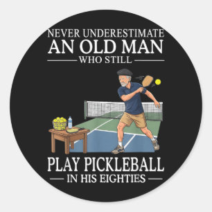 Adesivo Redondo Subestimar o Velho Jogar Pickleball Anos Oitenta