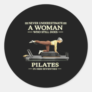 Adesivo Redondo Subestimar uma mulher que faz pilates nos anos 70