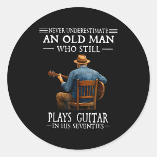 Adesivo Redondo Subestime um homem velho que toca guitarra setenta