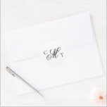 Adesivo Redondo Suíte Casada de Monograma Elegante<br><div class="desc">O adesivo redondo clássico do Elegant Monogramas Suite apresenta o novo monograma do casal em um design elegante,  mas simples.</div>