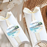Adesivo Redondo Summer Tropical Beach Weding Obrigado Favor<br><div class="desc">Etiquetas de casamento com a praia com a cena aquática de um oceano azul lindo batendo a areia de uma praia com palma debaixo do céu de verão Inscrição moderna com um roteiro casual e escrito à mão. Perfeito para um casamento de praia, casamento costeiro, casamento de verão, casamento marítimo,...</div>