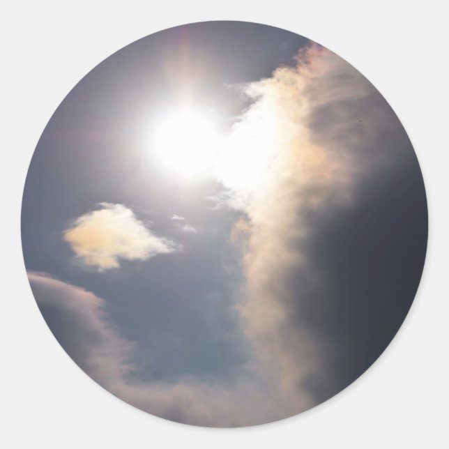 Adesivo Redondo Sundog Rainbow Cloud Burst Roupa e presentes (Frente)