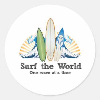 Adesivo Redondo Surfe o mundo, uma onda de cada vez