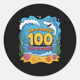 Adesivo Redondo Surfeou 100 Dias De Escola Tubarão Engraçado