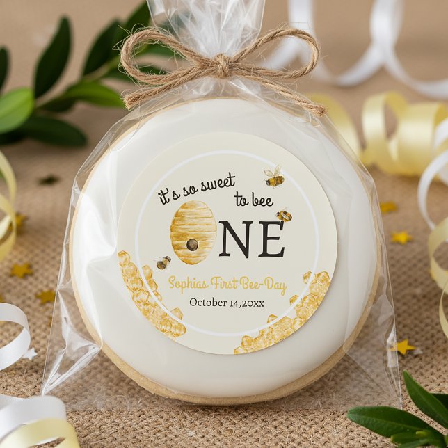 Adesivo Redondo Sweet To Bee One First Birthday Bees Honeycomb (Criador carregado)