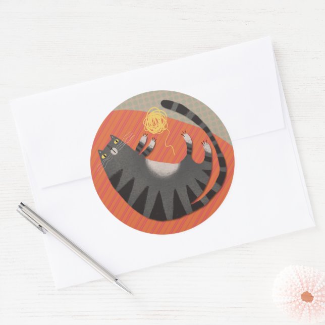 Adesivo Redondo Tabby Cat com Yarn (Envelope)