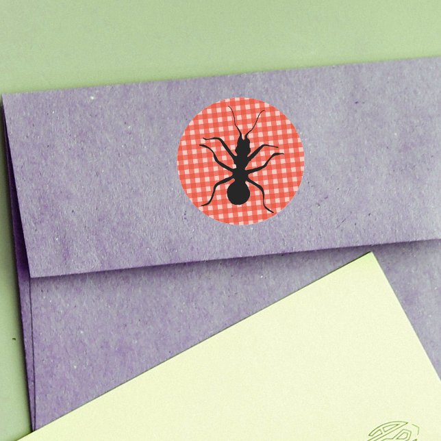 Adesivo Redondo Tablete de Xadrez Rastreável (Big black ant on red white picnic tablecloth plaid round stickers.)