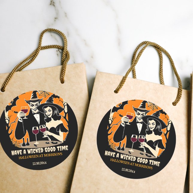 Adesivo Redondo Tabuleiro de festas de bom tempo para Adultos Hall (Halloween wicked good time party stickers favor stickers retro Dracula and witch toasting wine)