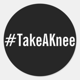 Adesivo Redondo #TakeAKnee, texto branco em negrito em autocolante