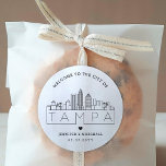 Adesivo Redondo Tampa City Skyline | Boas-vindas<br><div class="desc">Melhore seus pacotes de boas-vindas do casamento ou favoritos para festas de eventos com um conjunto personalizado de adesivos de boas-vindas! Estes elegantes e mínimos autocolantes são adaptados para um casamento que acontece na bela cidade de Tampa, na Flórida. Eles apresentam um horizonte moderno de deco com o nome da...</div>