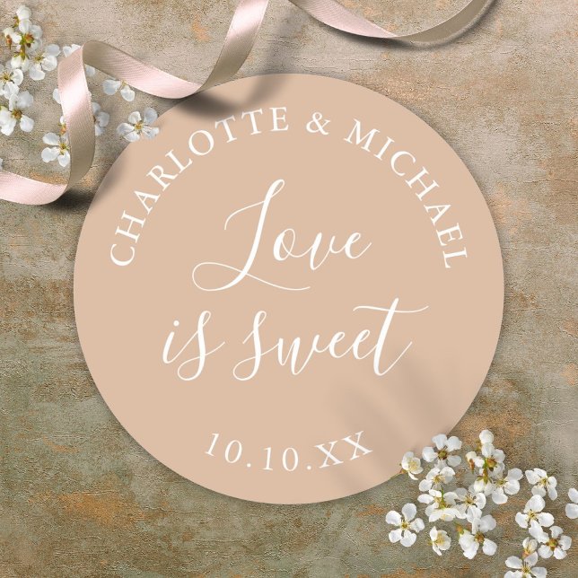 Adesivo Redondo Tan Love É Bonito Favor De Casamento (Love Is Sweet Elegant Tan Wedding Favor Classic Round Sticker)