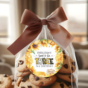 Adesivo Redondo Tão doce em ser três aniversário de 3 anos florais