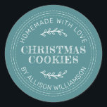 Adesivo Redondo Teal Rustic Homemade Christmas Cookies<br><div class="desc">Um autocolante de produtos assados, russo e moderno, com o texto casado com amor, biscoitos de natal e o seu nome na tipografia moderna num fundo teal. Basta adicionar seu nome e o nome do produto à etiqueta. Desenvolvido exclusivamente para você pelo Happy Dolphin Studio. Se precisar de ajuda ou...</div>