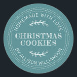 Adesivo Redondo Teal Rustic Homemade Christmas Cookies<br><div class="desc">Um autocolante de produtos assados, russo e moderno, com o texto casado com amor, biscoitos de natal e o seu nome na tipografia moderna num fundo teal. Basta adicionar seu nome e o nome do produto à etiqueta. Desenvolvido exclusivamente para você pelo Happy Dolphin Studio. Se precisar de ajuda ou...</div>