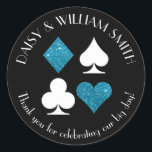 Adesivo Redondo Tema Las Vegas Texto Personalizado Brilho Azul Mal<br><div class="desc">Brilho azul turquesa falso e naipes de cartas brancas são circulados por texto personalizável,  tornando estes adesivos pretos redondos perfeitos para todos os tipos de projetos e ocasiões. Use-os para rotular lembranças para convidados de casamento,  para fechar envelopes e muito mais.</div>